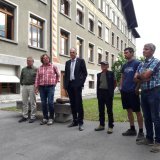 De gauche à droite: Moritz Schwery, responsable de la protection des troupeaux, Dani Ritler, éleveur, Christophe Darbellay, chef du Département de l'économie et de la formation, Olivier Sarrasin, éleveur, Daniel Lattion et son fils, éleveurs